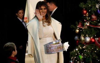 В белом пальто и питоновых лодочках: Мелания Трамп в нежном образе приехала в детскую больницу