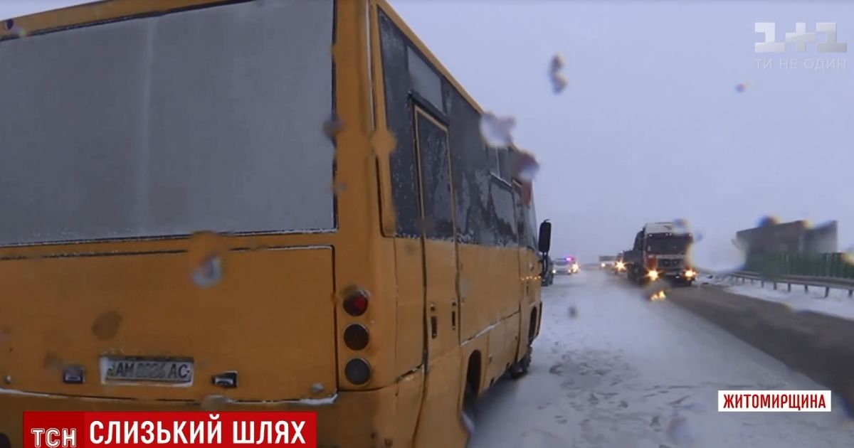 Затор на трасі Київ-Чоп: у заметіль там зіштовхнулися автобус, дві вантажівки і три легковики