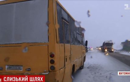 Затор на трасі Київ-Чоп: у заметіль там зіштовхнулися автобус, дві вантажівки і три легковики