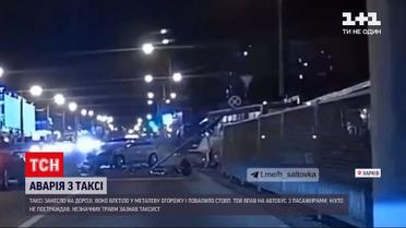 Новости Украины: в Харькове такси въехало в столб, который упал на автобус с пассажирами