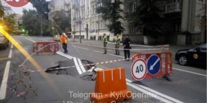 У центрі Києва провалився шматок дорожнього полотна
