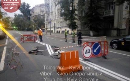 У центрі Києва провалився шматок дорожнього полотна