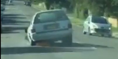 Соцмережі шокувало відео з навіженим водієм, який їхав у "триколісній" автівці