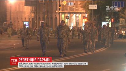 Підготовка до параду: нічним Хрещатиком колонами крокували військові