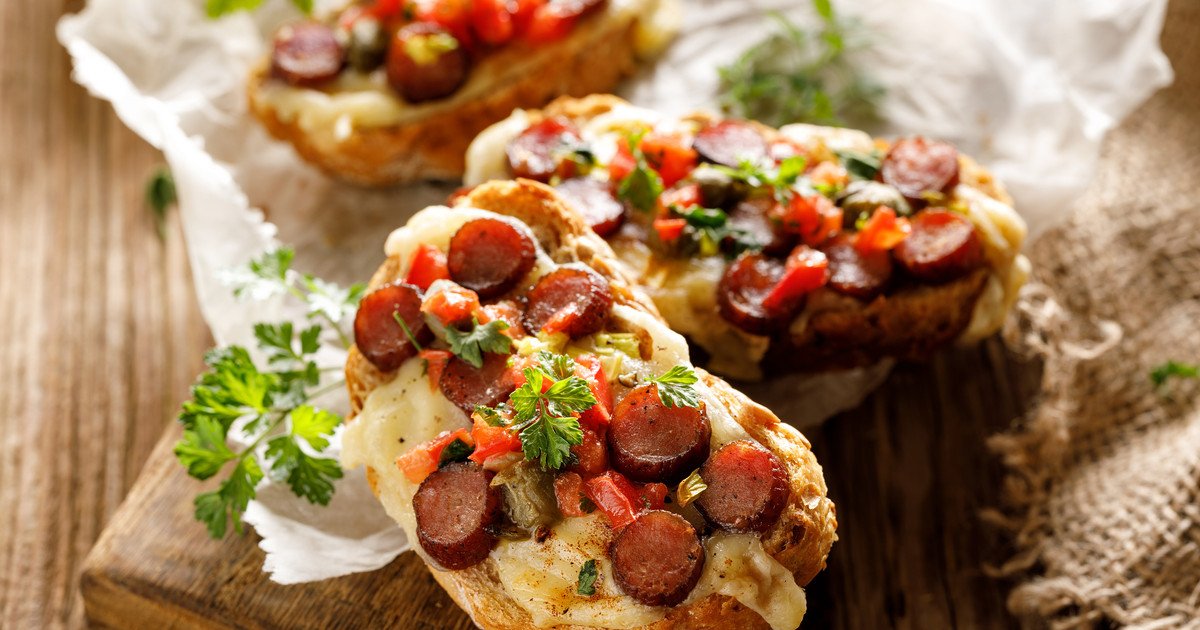 Горячие бутерброды с колбасой и картофелем