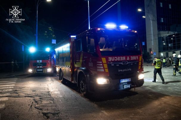 В Киеве в результате атаки дронов поврежден фасад административного здания. / © Управление ГСЧС Киева