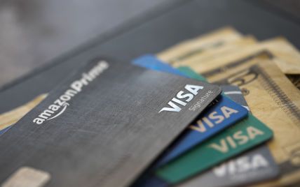 Банківські картки перетворюються на шматки пластику: Visa та Mastercard йдуть з російського ринку