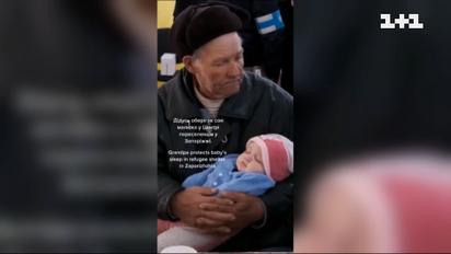 Дедушка с внучкой на руках: как 84-летний мужчина два дня ехал за рулем подальше от войны