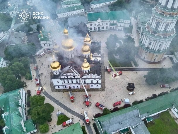 Унаслідок атаки російського дрона «Герань-2» вигорів дах Успенського собору / © ДСНС