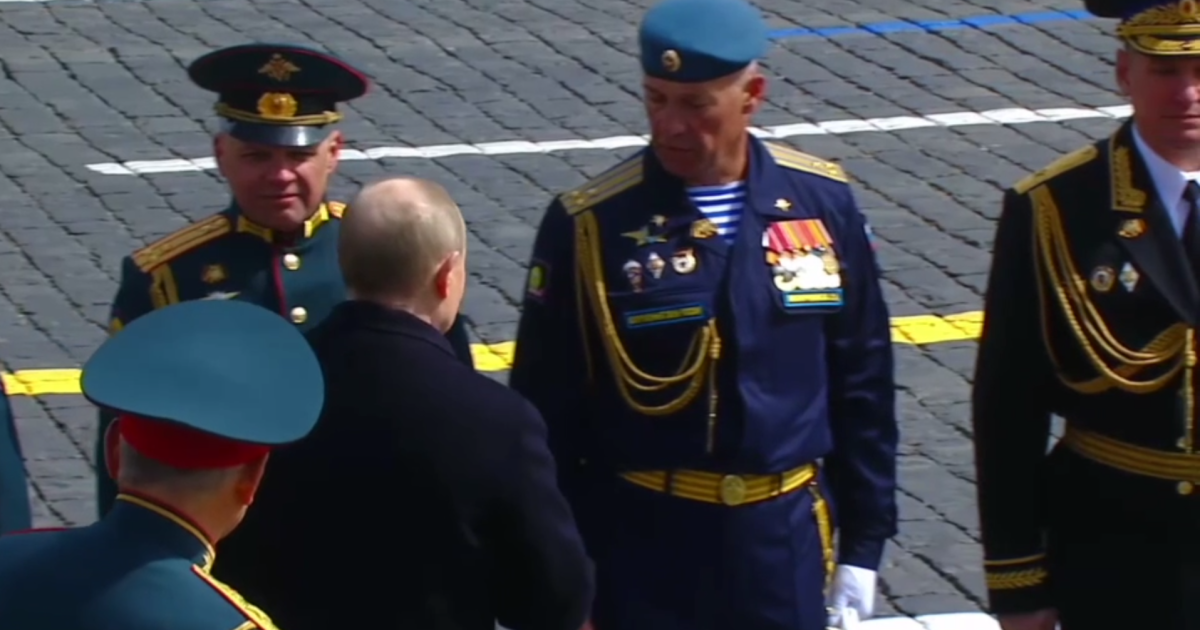 Некоторые военные не отдали Путину честь на параде в Москве
