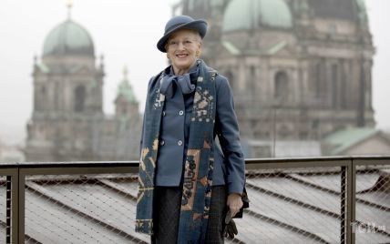 У капелюсі та стильному жакеті: 81-річна королева Данії на зустрічі у Німеччині