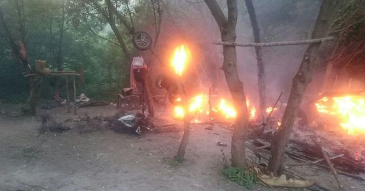 Под Тернополем неизвестные со стрельбой сожгли лагерь ромов