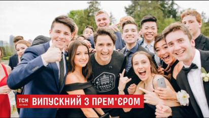 Канадский премьер Трюдо в шортах попал на фото ванкуверских выпускников