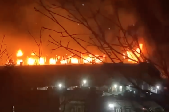 В Росії палає склад кондитерської фабрики (відео)