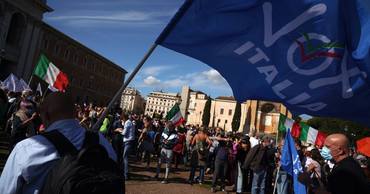 "Сертифікат рабства": в Італії тисячі людей вийшли на протести проти "ковідних паспортів"