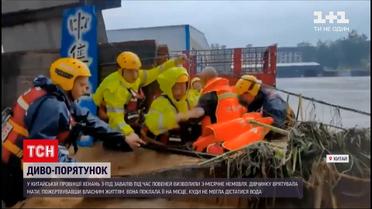 Новости мира: в Китае женщина пожертвовала собой ради ребенка