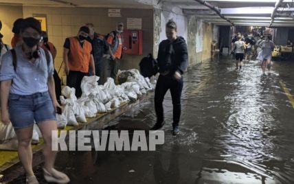 В Киеве станцию метро от затопления после ливня спасают баррикадами мешков с песком