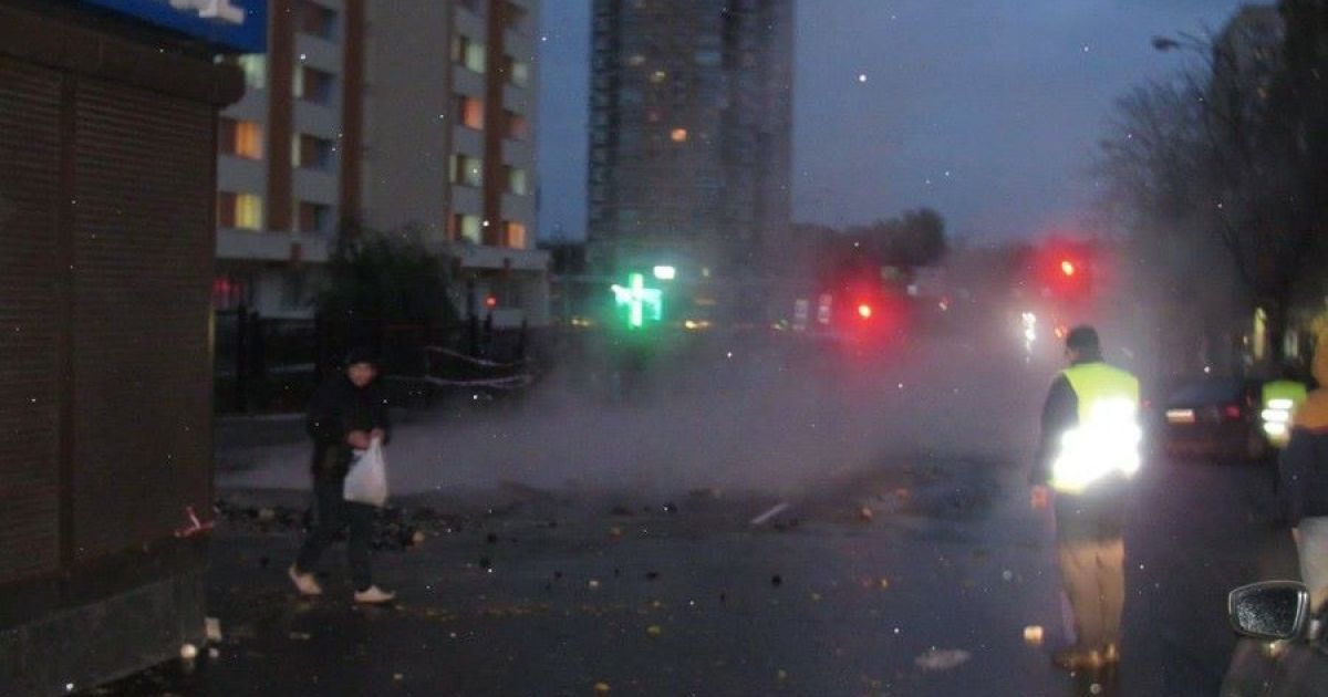 прорив труби на Караваєвих Дачах у Києві_9 / © facebook.com/dtp.kiev.ua