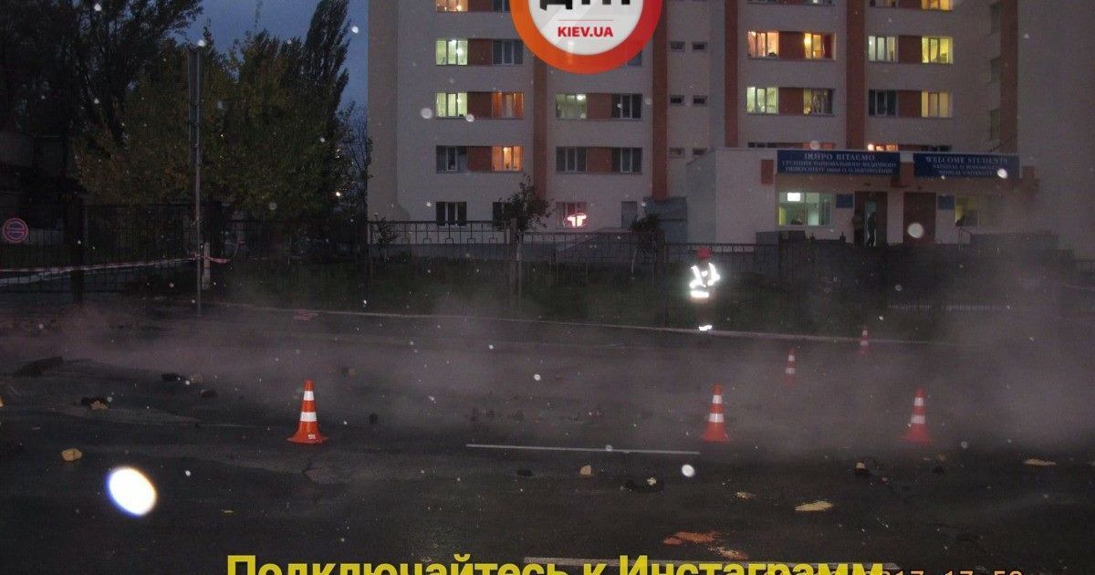 прорив труби на Караваєвих Дачах у Києві_3 / © facebook.com/dtp.kiev.ua