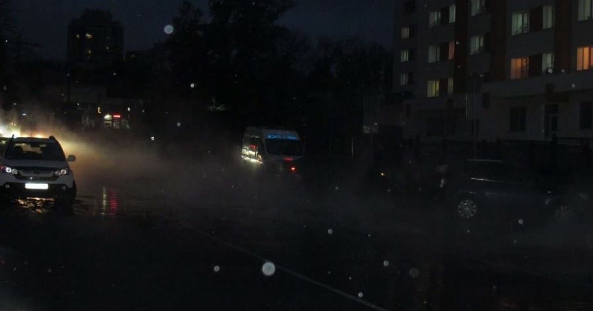 прорив труби на Караваєвих Дачах у Києві_7 / © facebook.com/dtp.kiev.ua