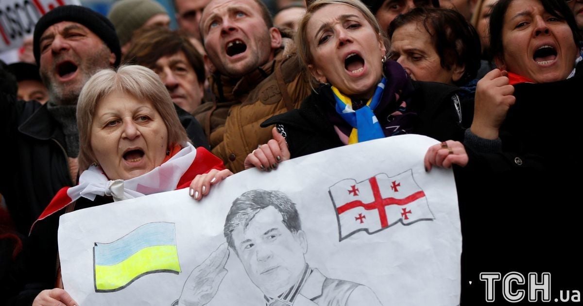 Флаг Украины в центре Тбилиси. Сторонники провели шествие в поддержку Саакашвили