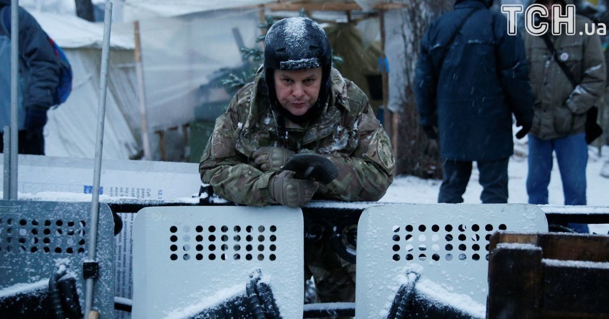 Палять багаття, зносять шини: активісти укріплюють барикади біля Ради після штурму поліції