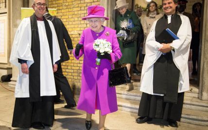 В пальто цвета фуксии: после проваленного дресc-кода королева Елизавета II демонстрирует эффектный наряд  