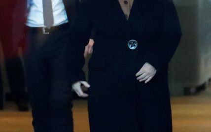 В пальто с большой пуговицей: Ангела Меркель на деловой встрече