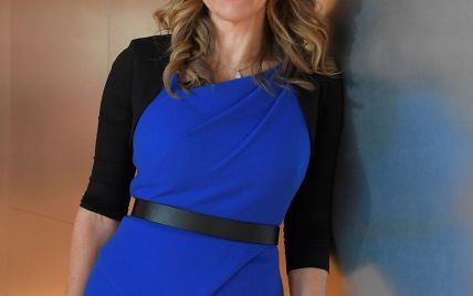 В синем платье и с коралловой помадой: элегантный образ вице-президента Facebook Николы Мендельсон

