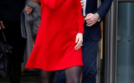 В ярком платье любимой марки и с румянцем на щеках: новый выход беременной герцогини Кембриджской