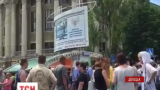 Полтысячи возмущенных дончан перекрыли центральную улицу Донецка с требованием мира