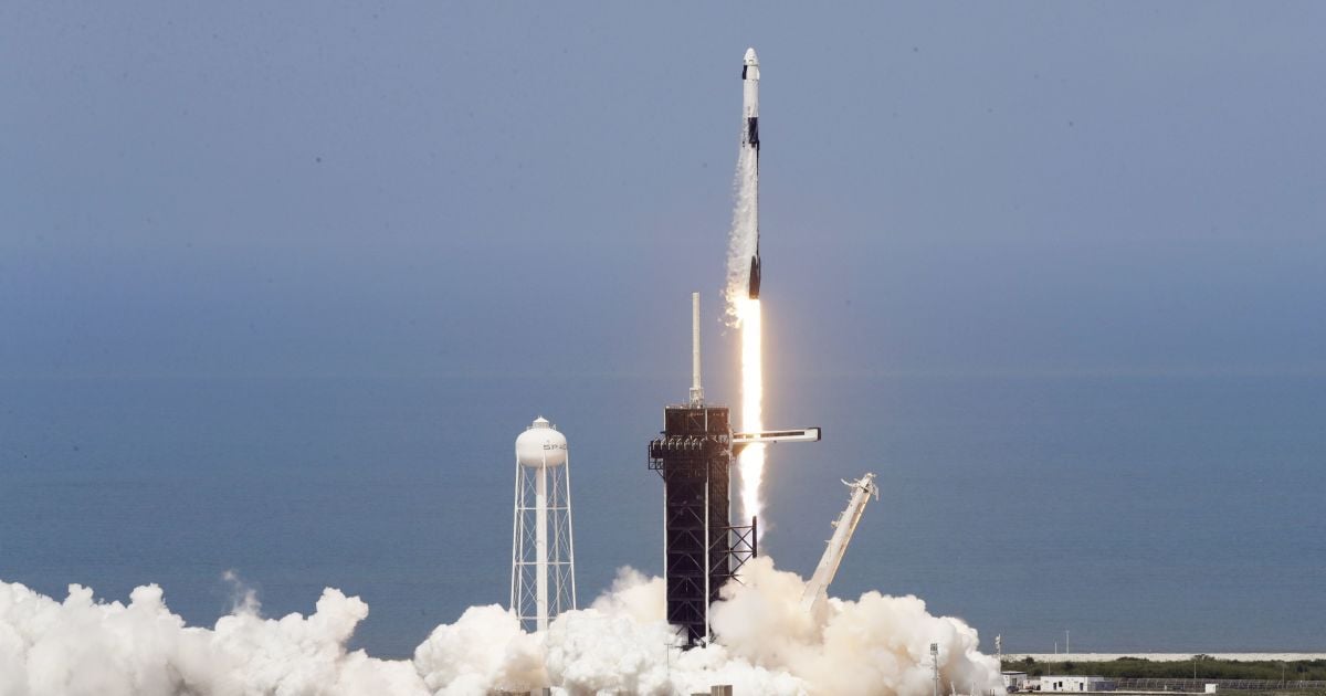 "Дракон" летить у космос: у США з другої спроби успішно запустили ракету SpaceX із астронавтами NASA