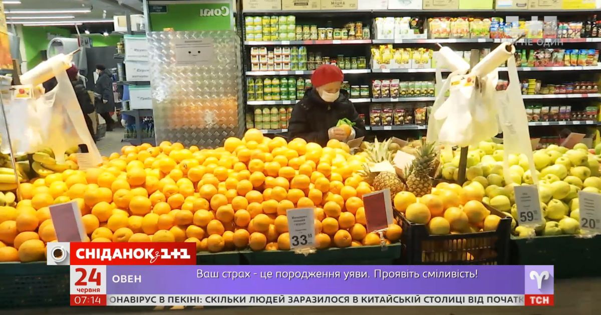 Украинцы почти половину доходов тратят на еду — Экономические новости