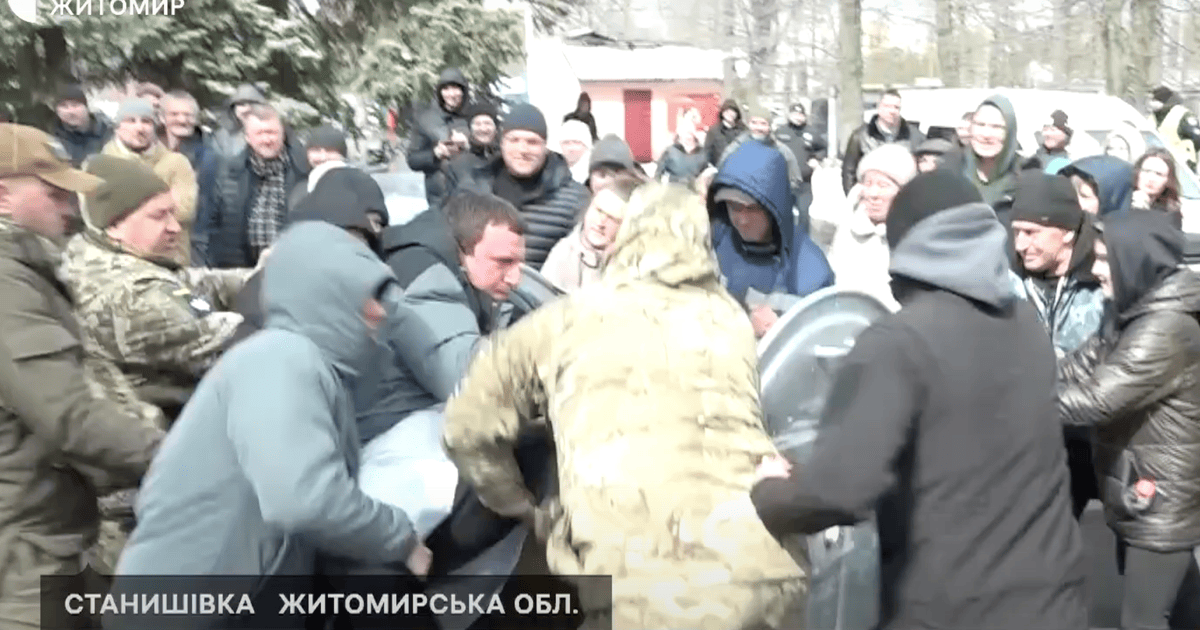 И.о. гендиректора Житомирской многопрофильной районной больницы Сергея Демуса бросили в мусорник