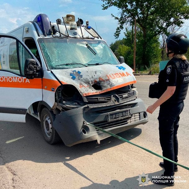 we.ua - Ha Xapкiвщинi pociйcький дpoн пoцiлив в aвтoмoбiль швидкoї, є пopaнeнi (фoтo)