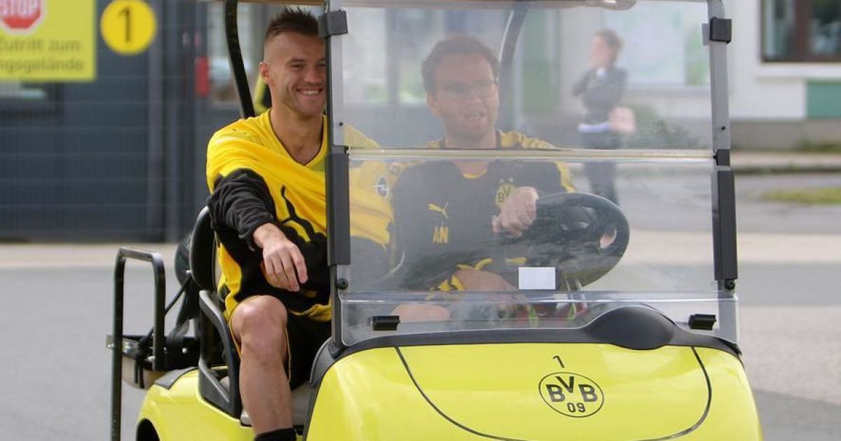 Ярмоленко присоединился к "Боруссии" и уже успел раздать первые автографы