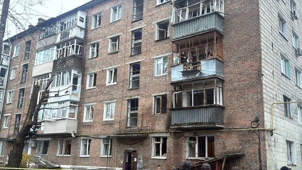 Війська РФ вдарили по п’ятиповерхівці в Конотопі. / © Facebook/Артем Семеніхін