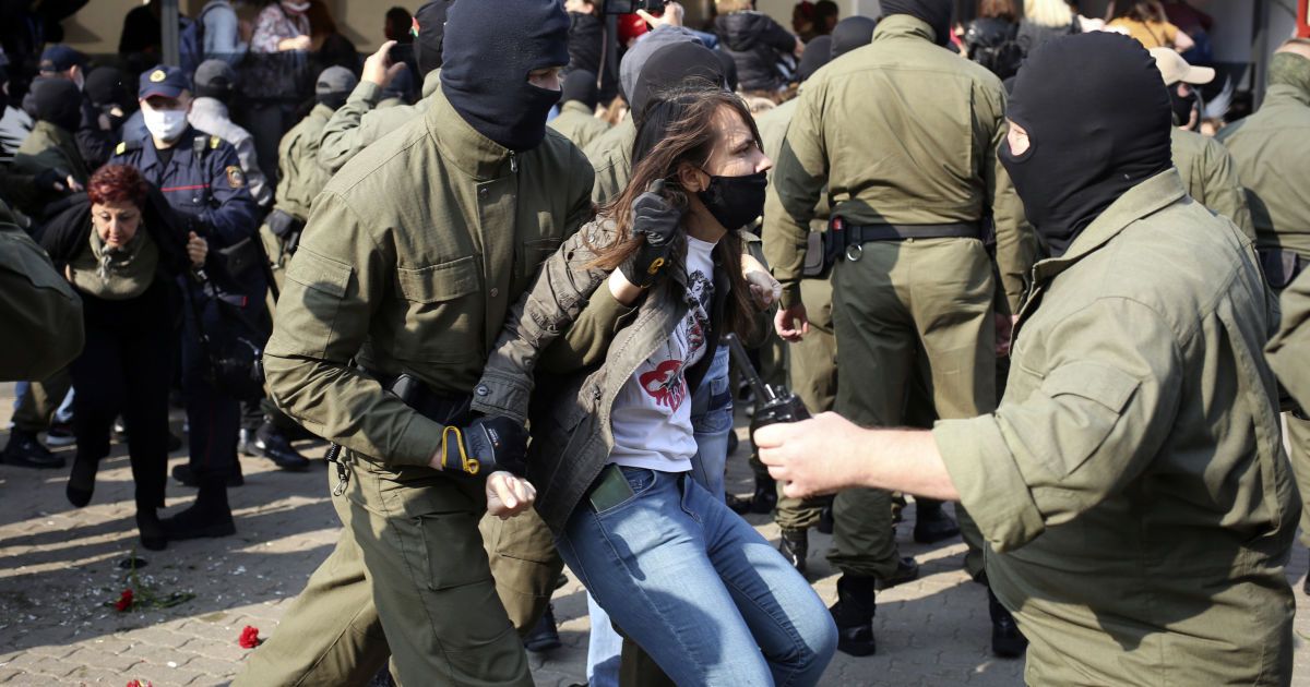 Не шкодували ані молодих, ані літніх: як ОМОН розганяв Марш жінок у Мінську