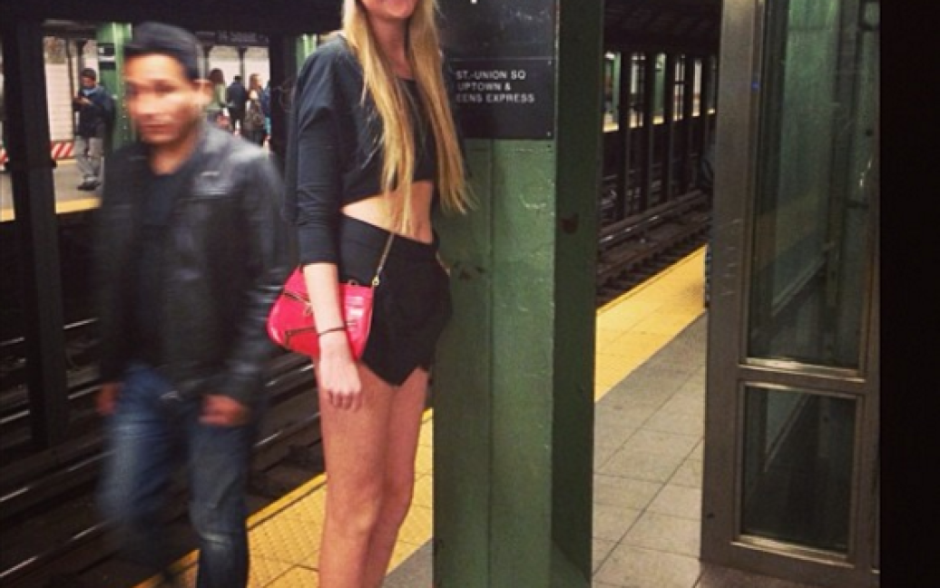 Девушка имеет самые длинные в США ноги / © Instagram/hollyburt
