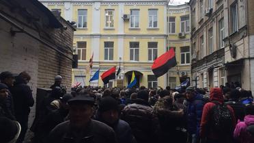 Активісти мітингують у дворі Печерського суду / © Hromadske.tv