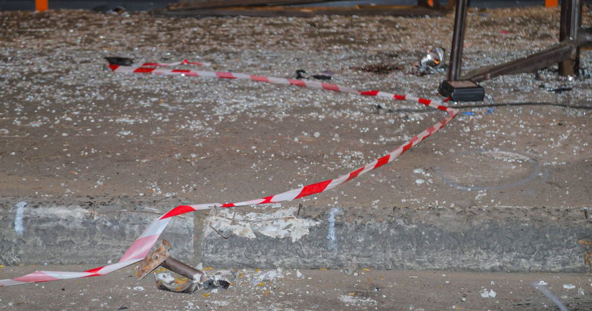 В Одесі автівка влетіла в зупинку_4 / © Думская