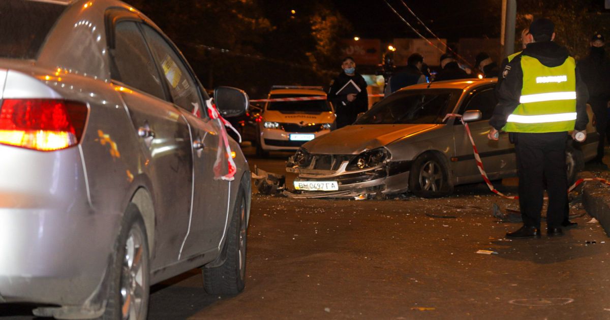 В Одесі автівка влетіла в зупинку_2 / © Думская