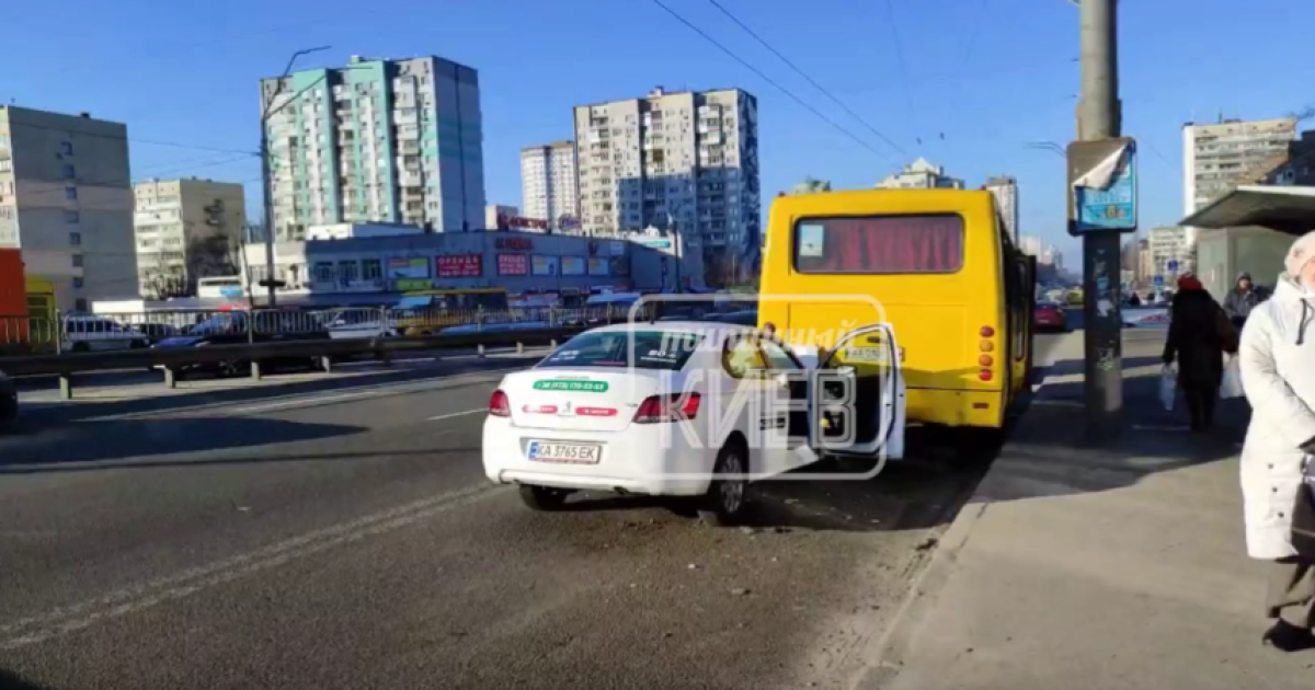 У Києві п'яний таксист врізався у маршрутку, з якої виходили пасажири: відео