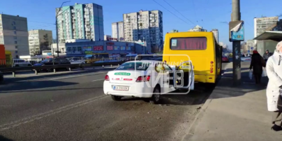 В Киеве пьяный таксист врезался в маршрутку, из которой выходили пассажиры: видео