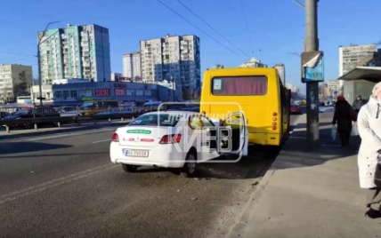 В Киеве пьяный таксист врезался в маршрутку, из которой выходили пассажиры: видео