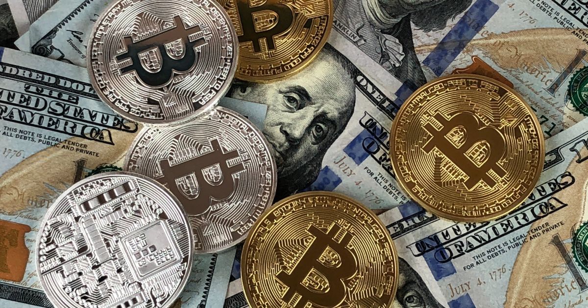 Стоимость bitcoin превысила 17 000 долларов