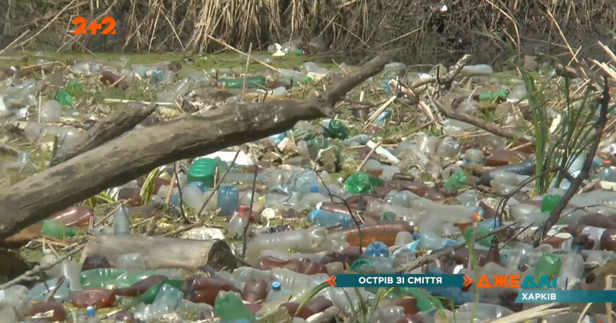 Остров из мусора: в жихоре, в реке уда образовался мусорный затор