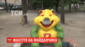 Зеленый медведь и свинья с кровавыми глазами. Коммунальщики необычно покрасили скульптуры на детплощадке