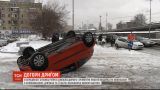 Жуткая ДТП в Киеве: на скользкой дороге автомобиль наехал на срез асфальта и перевернулся