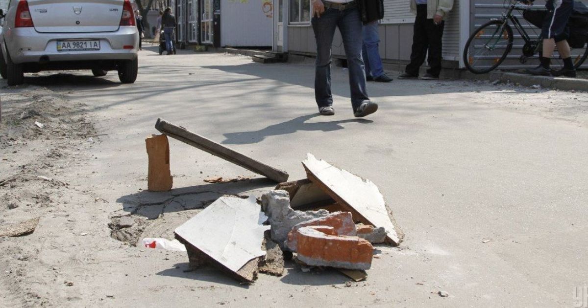 Ями на прибудинковій території: як діяти і до кого звертатися